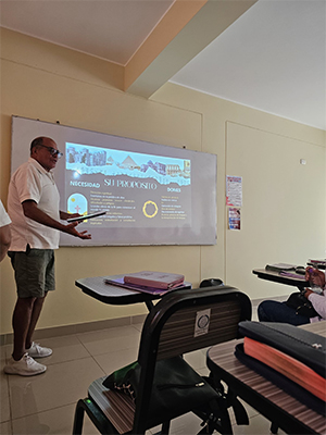 docente enseñando con proyector en salon del ESBYD